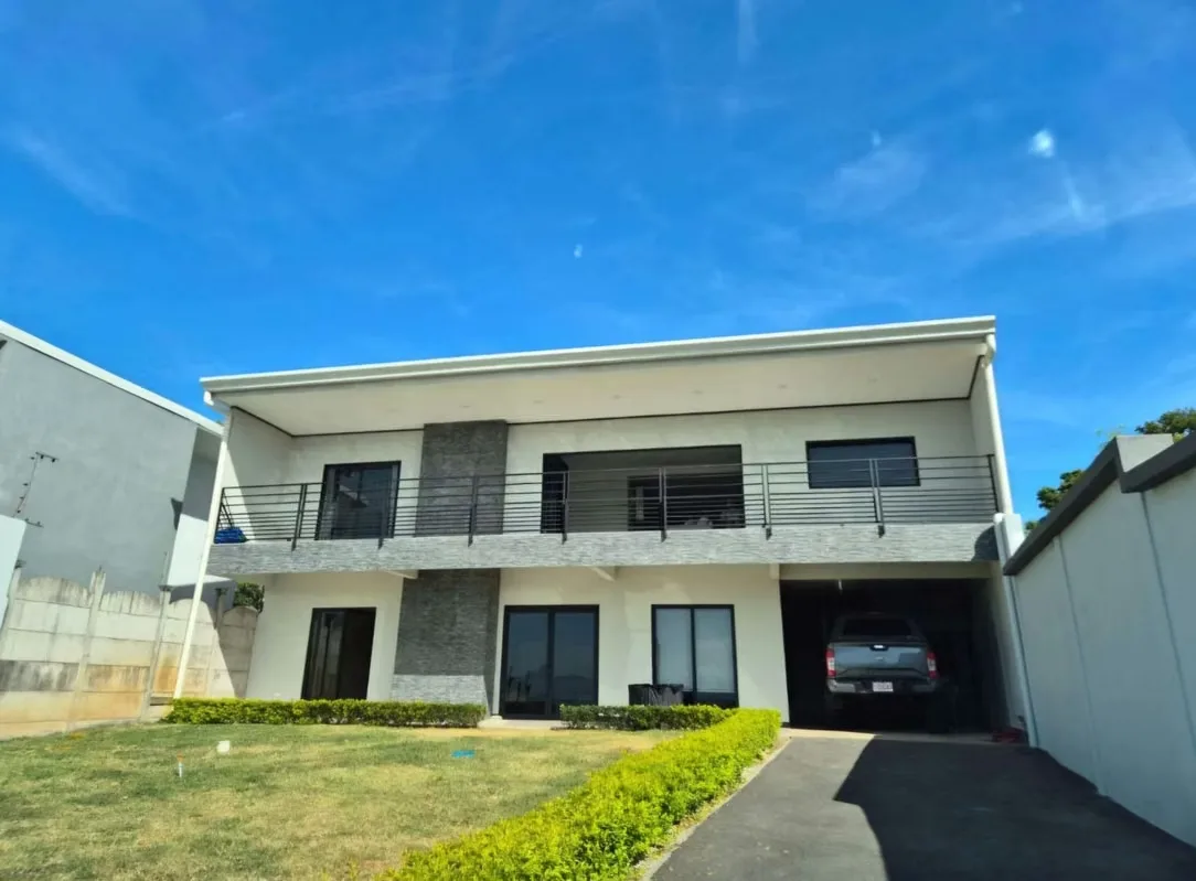 Versatile High-Value Investment: Ideal for multi-generational living, corporate ...