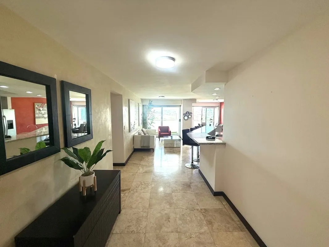 El condominio Vistas del Robledal se ubica en La Uruca, muy cerca del hotel San José Palacio. A 5 ...