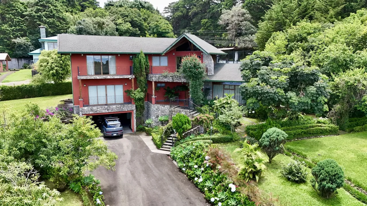 Located in Los Ángeles de San Rafael, one of Heredia’s most desirable residential areas, this remarkable estate offers an exceptional combination of privacy, generous living spaces, ..., photo 3
