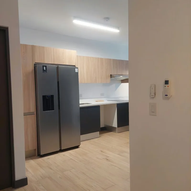 Para estrenar, con electrodomésticos y accesorios (abanicos, espejos y lámparas).