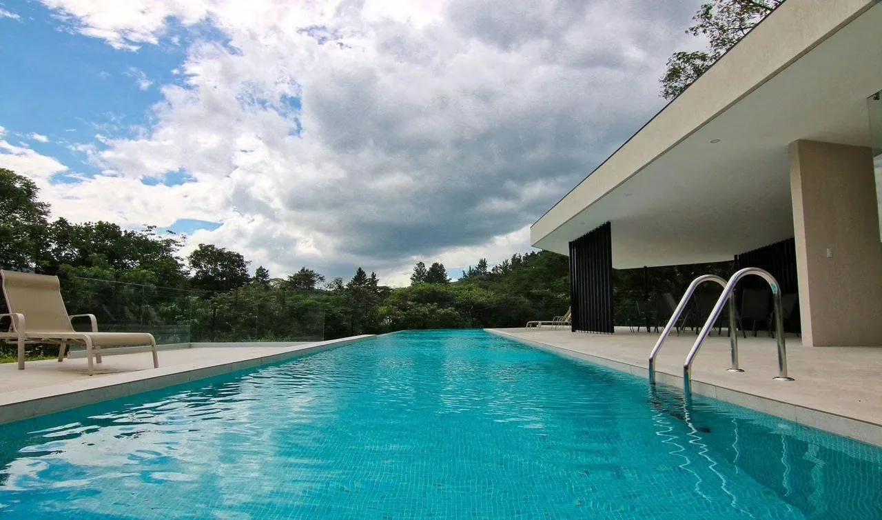 Casa de amplios espacios y acabados de lujo, ubicada en un condominio exclusivo que combina la cercanía a la vida urbana con un entorno residencial alejado del movimiento y el ruido de ...