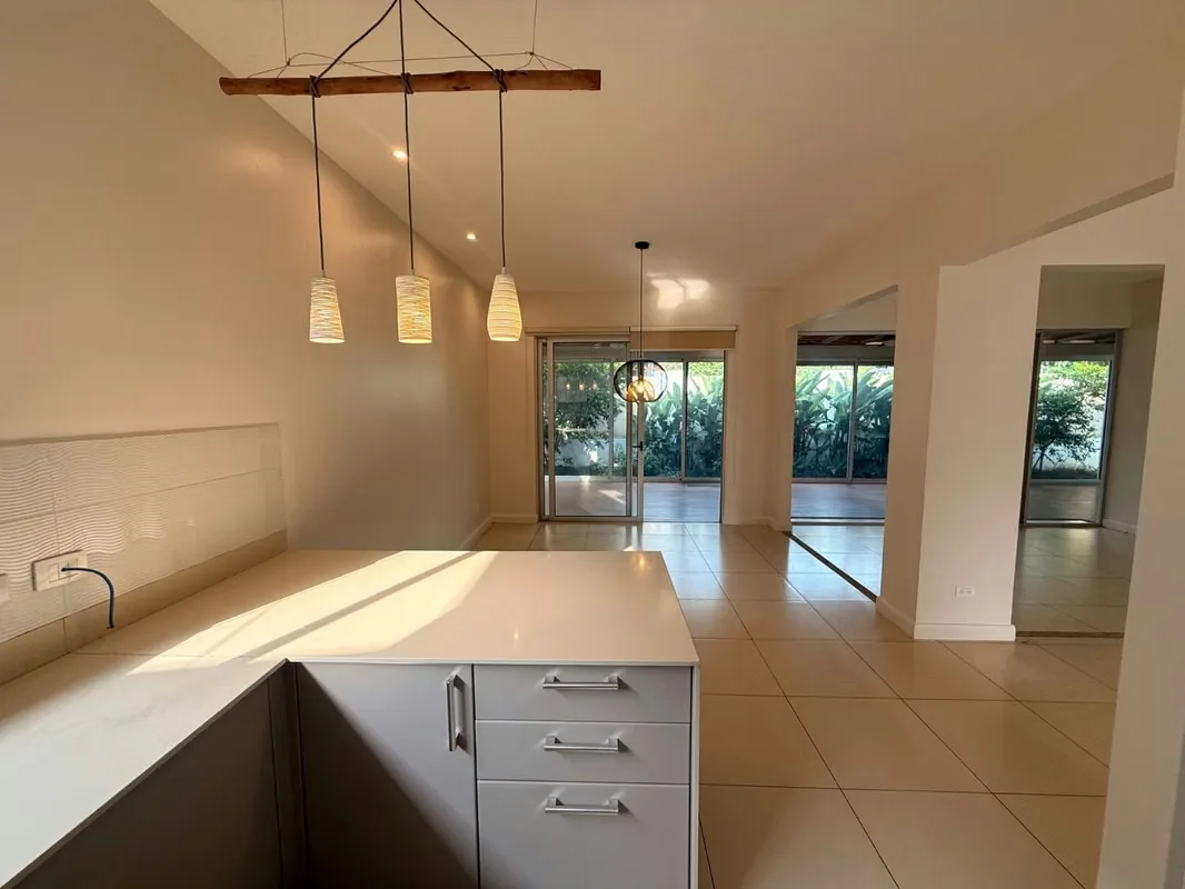Viva con amplitud, privacidad y comodidad en una exclusiva residencia con jardín perimetral, terraza techada y espacios ...