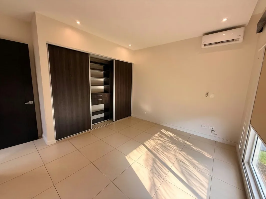 Viva con amplitud, privacidad y comodidad en una exclusiva residencia con jardín perimetral, terraza techada y espacios ..., photo 2