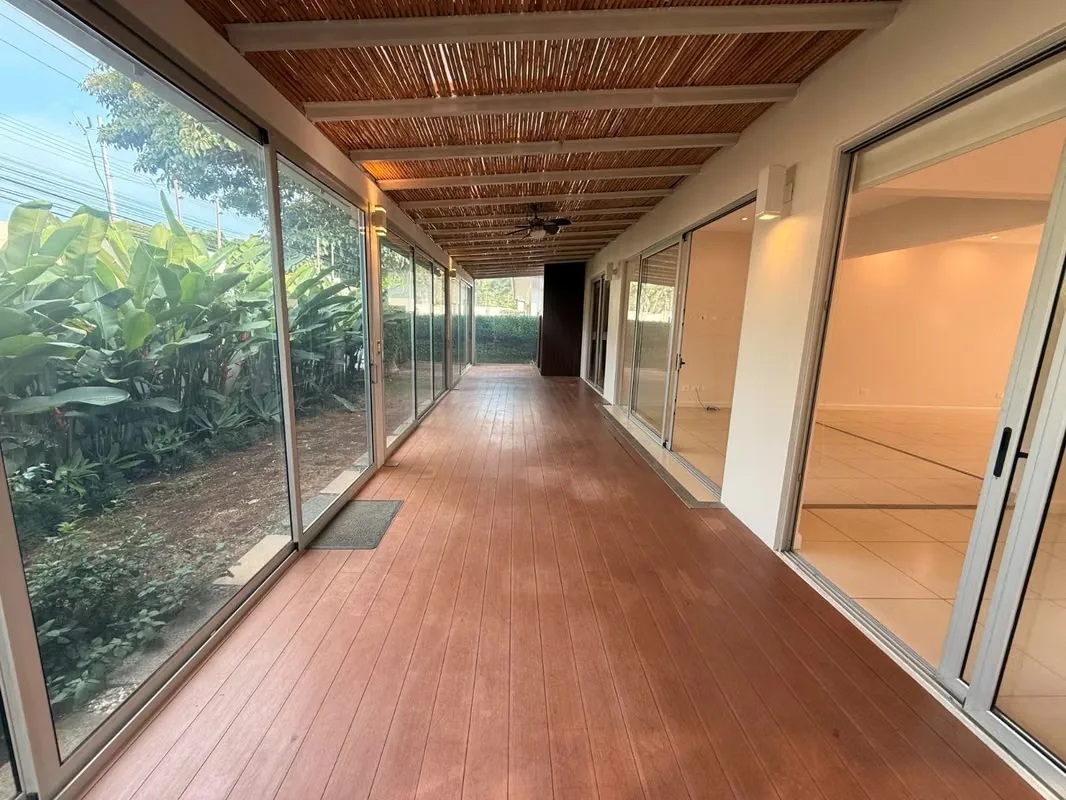Viva con amplitud, privacidad y comodidad en una exclusiva residencia con jardín perimetral, terraza techada y espacios ..., photo 11