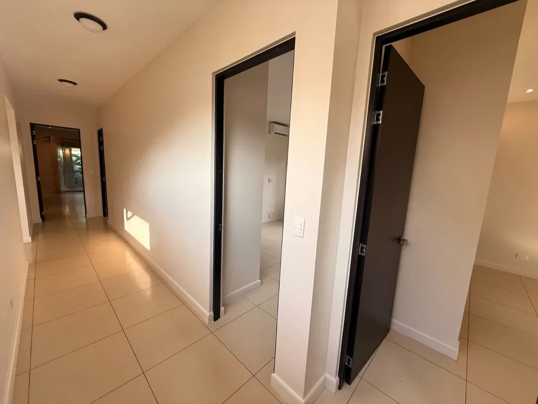 Viva con amplitud, privacidad y comodidad en una exclusiva residencia con jardín perimetral, terraza techada y espacios ..., photo 12