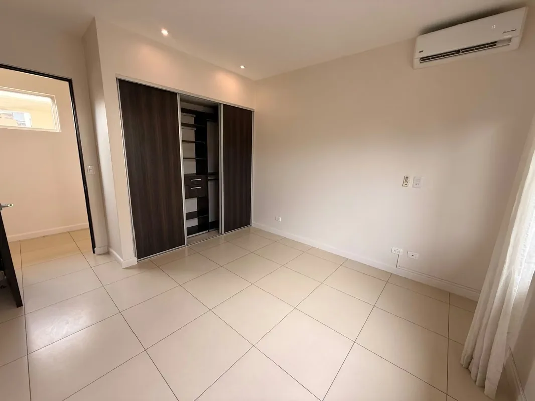 Viva con amplitud, privacidad y comodidad en una exclusiva residencia con jardín perimetral, terraza techada y espacios ..., photo 15