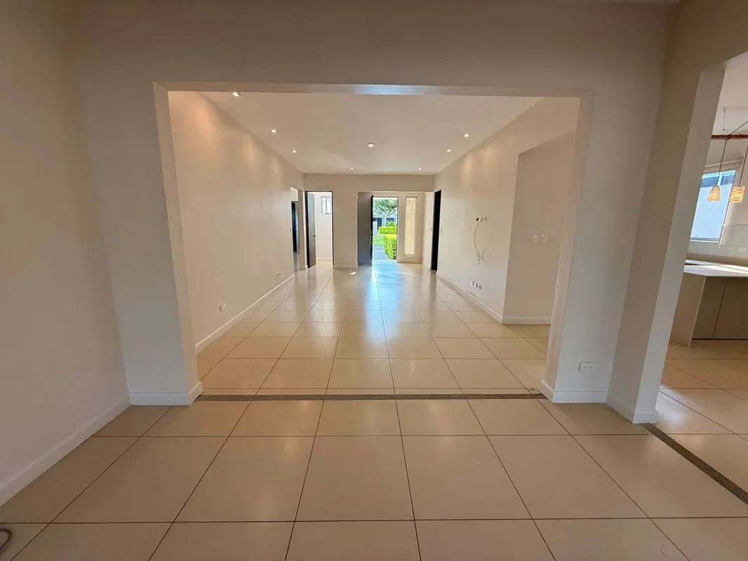 Viva con amplitud, privacidad y comodidad en una exclusiva residencia con jardín perimetral, terraza techada y espacios ..., photo 6