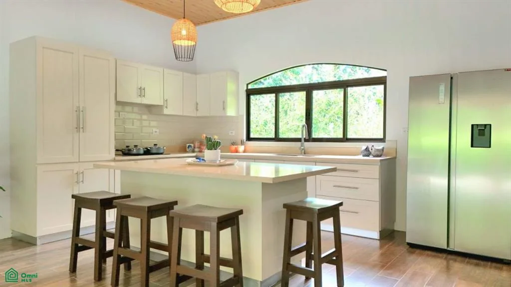 Single Level Tropical Home Puntarenas