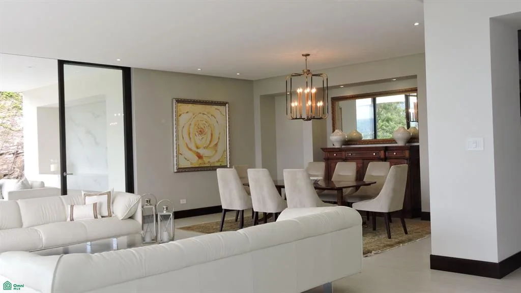 21438   Amplia Residencia Familiar Con Vistas 21438 San Rafael San Jose