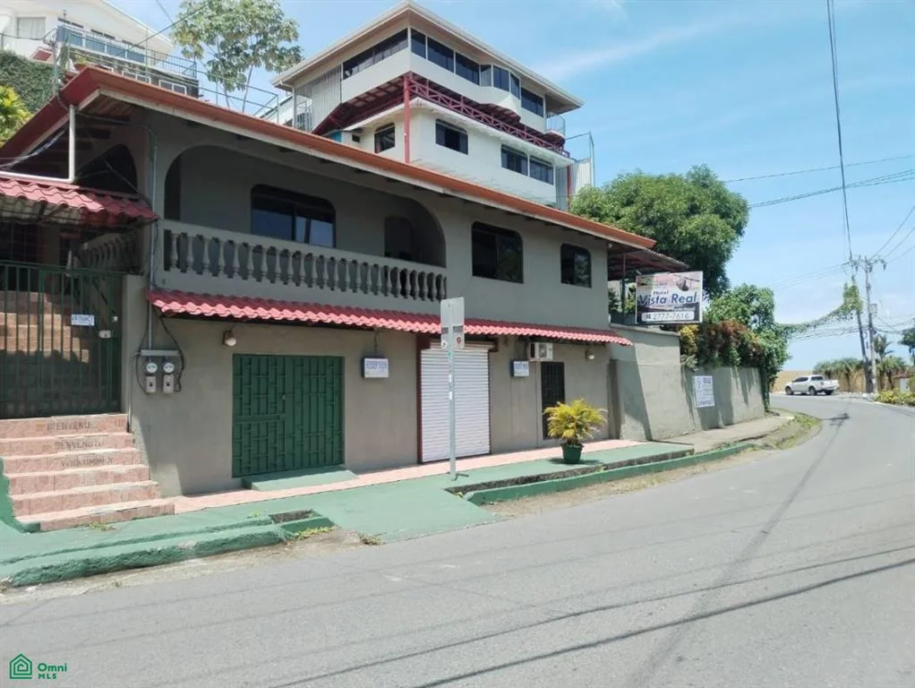 Calle Principal Manuel Antonio Puntarenas