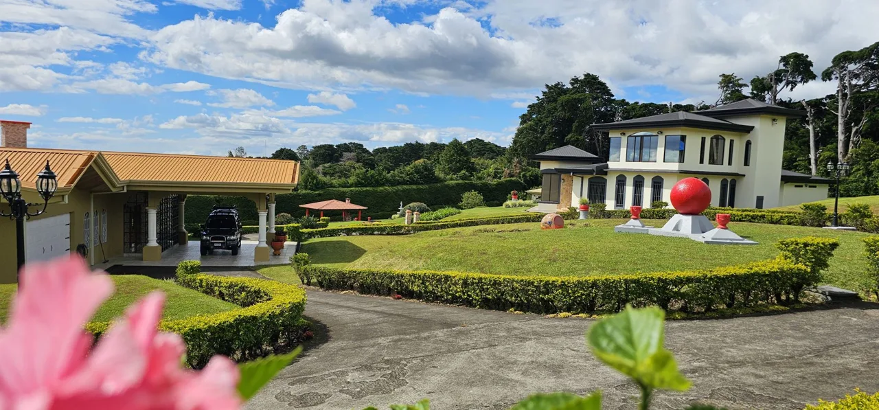 Villa Los Sueños – Multifamily Estate in San Rafael de Heredia