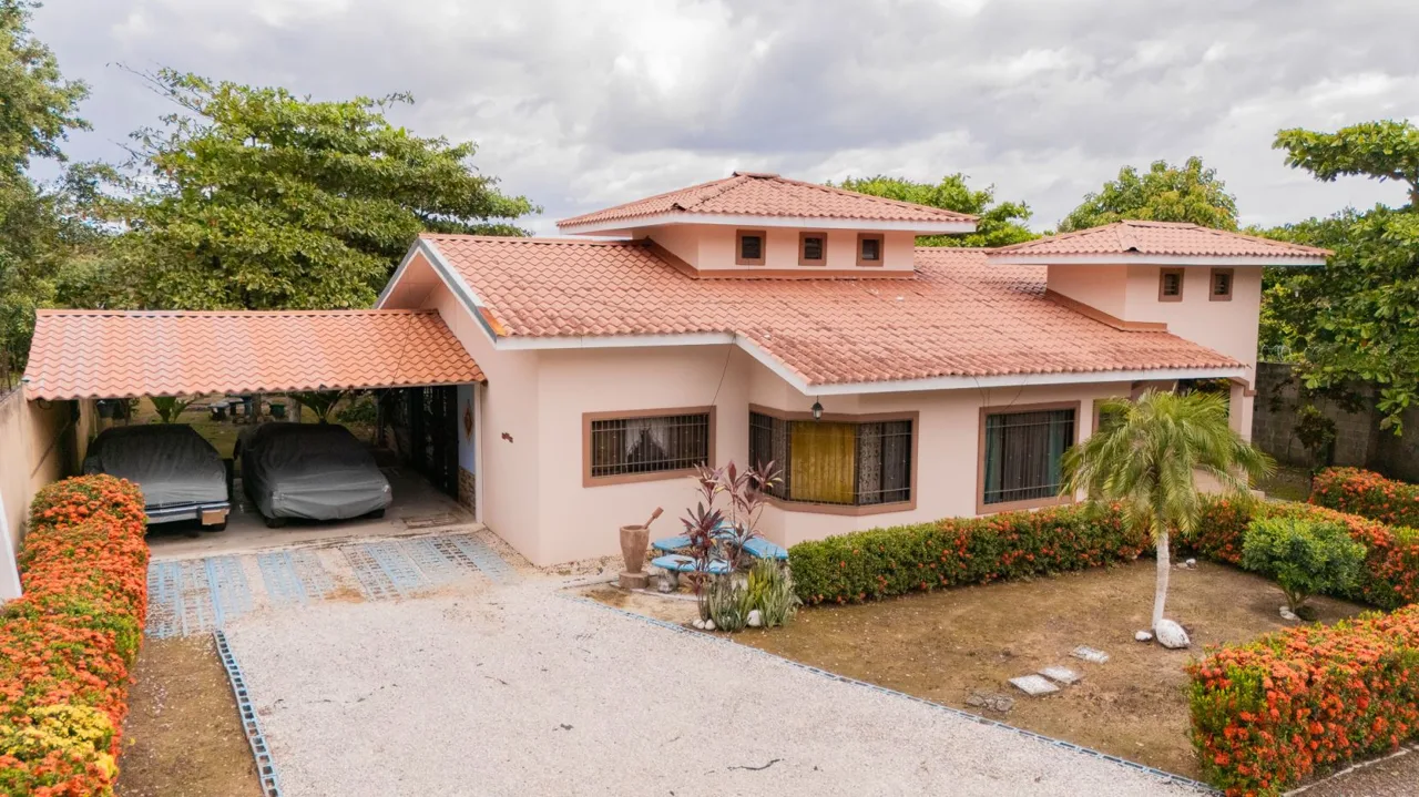 Spacious 3-Bedroom Home on Large Lot in El Gallo Las de Licias, Liberia