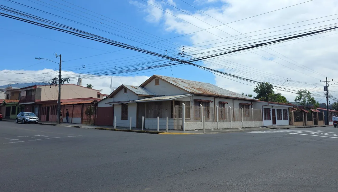 Corner 6,082 ft² Property with Double Frontage in the Heart of San Rafael de Heredia | Mixed Use, on Main Road