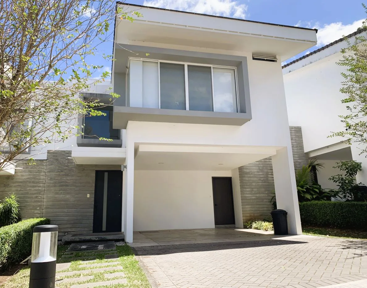 Modern House for Rent in Escazú – Prime Location &amp; Exclusive Amenities