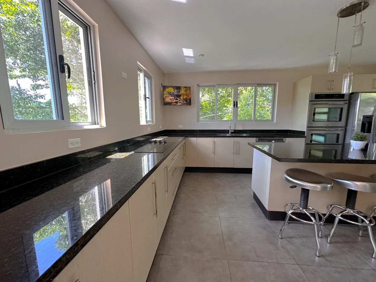 PRICE REDUCED- FOR SALE-House with dream view in Rodeo de Ciudad Colon, an investment opportunity. — photo 5