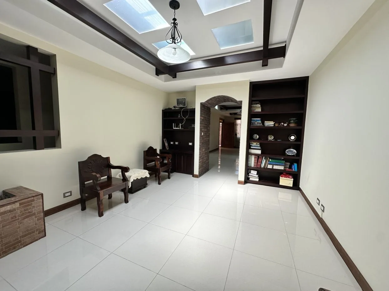 Recently Renewed Home for Sale in Santo Domingo – Spacious Lot and Excellent Location — photo 3