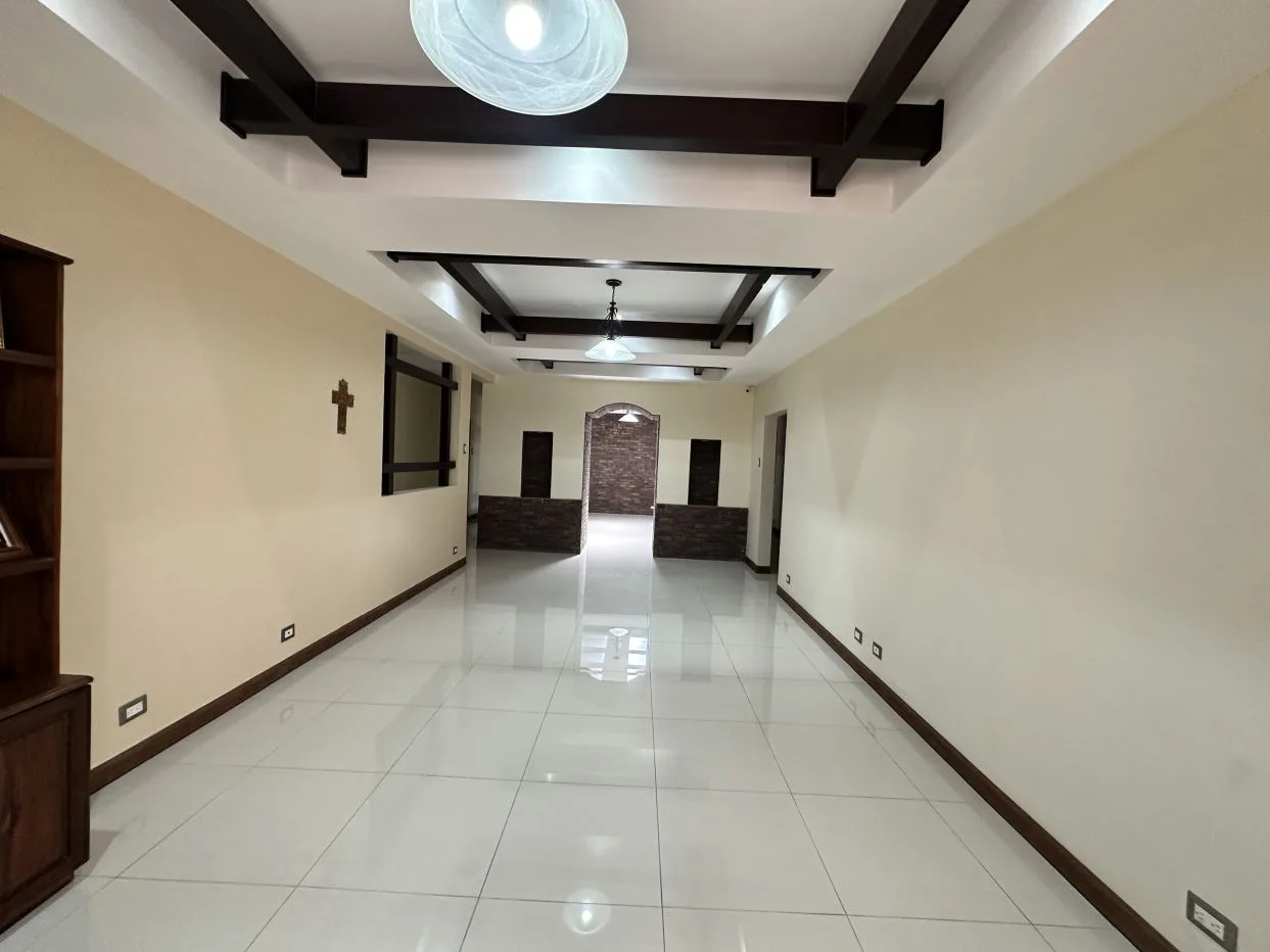 Recently Renewed Home for Sale in Santo Domingo – Spacious Lot and Excellent Location — photo 4