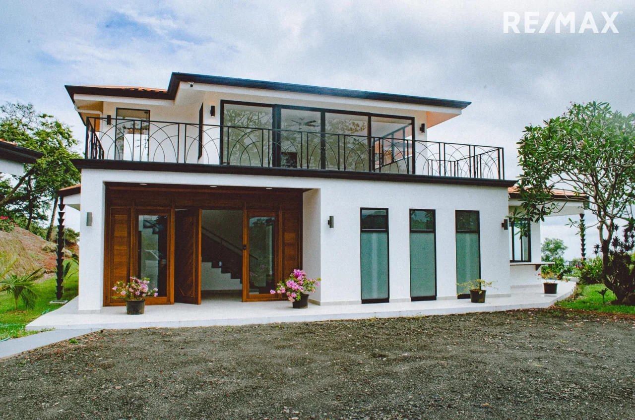 🌿 Exclusive Home with Breathtaking Ocean Views in the Mountains of Orotina – $895,000 USD