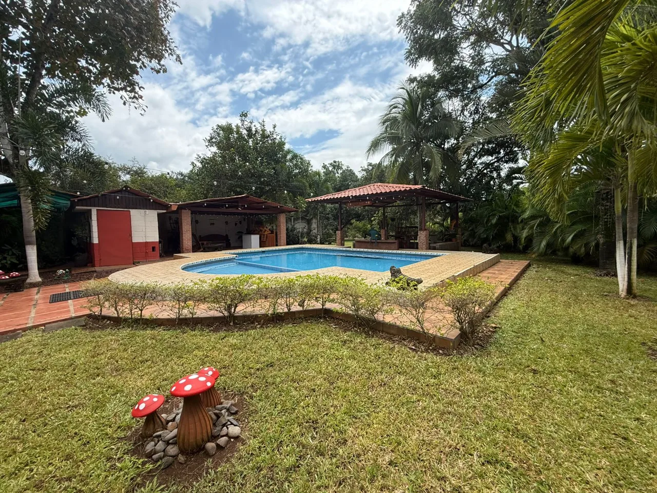For Sale – Beautiful Property with Two Houses, Pool &amp; Large Green Areas – Labrador, San Mateo