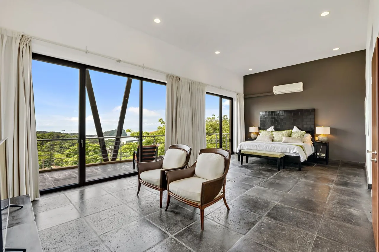 Los Altos - Penthouse 18B