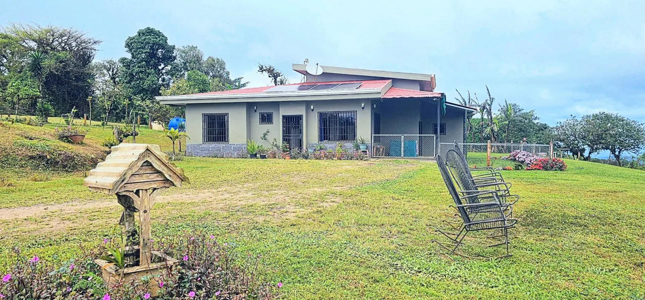Off-Grid Mountain Home with Multiple Volcano Views on 5,775 m² – La Balsa, San Ramón