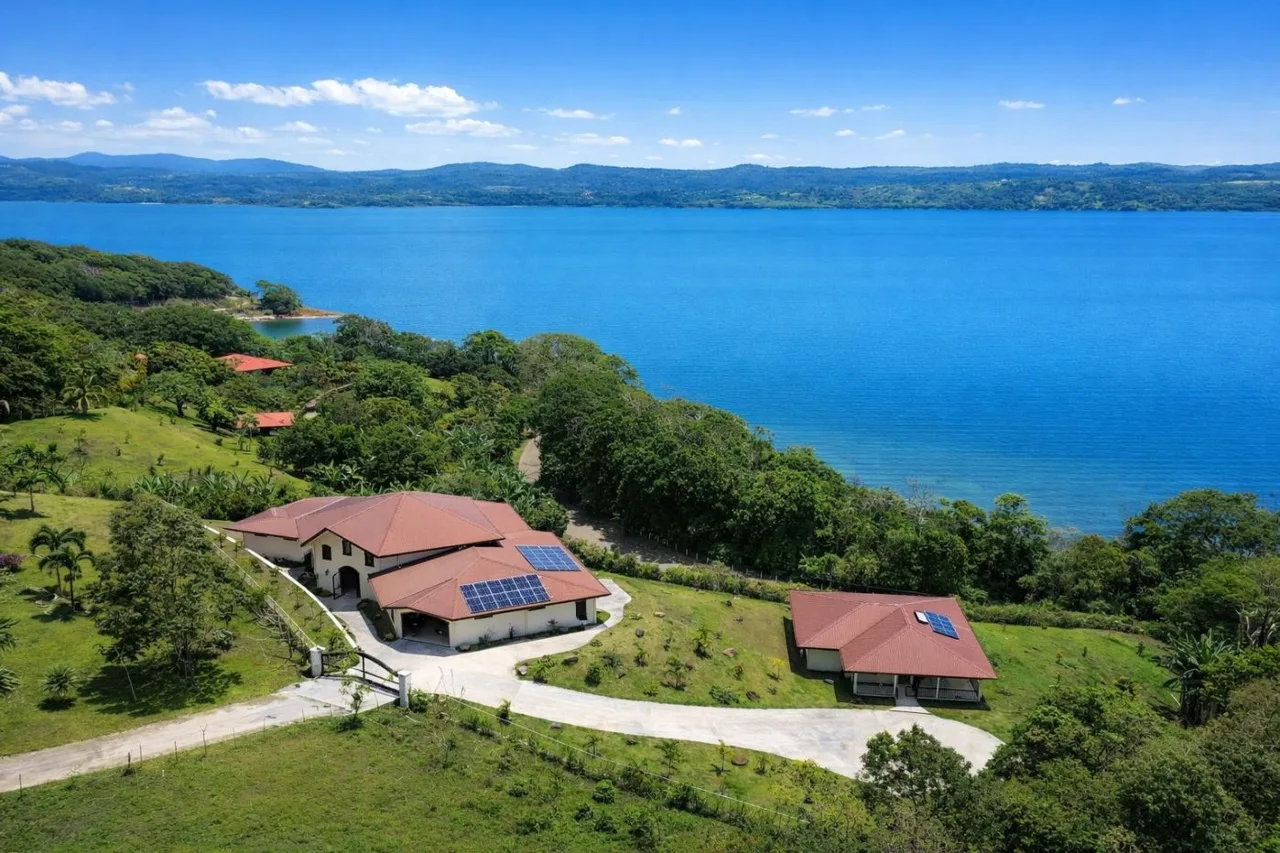 Villa Brisa: Distinguished Guanacaste Estate with Panoramic Views of the Iconic Arenal Volcano &amp; Lake Arenal