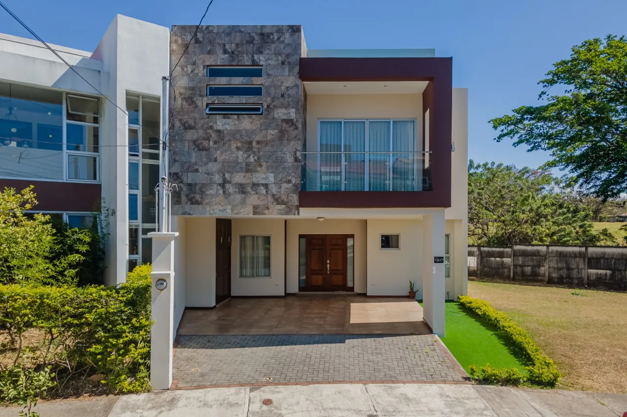 SE ALQUILA- Casa AMUEBLADA en Condominio Agua Clara, Desamparados, Alajuela