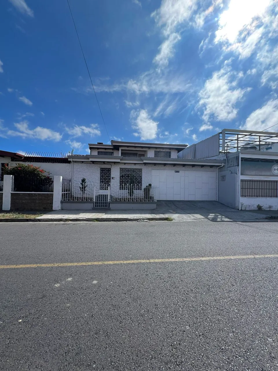 House for Sale – Spacious with Indoor Fountain — photo 3
