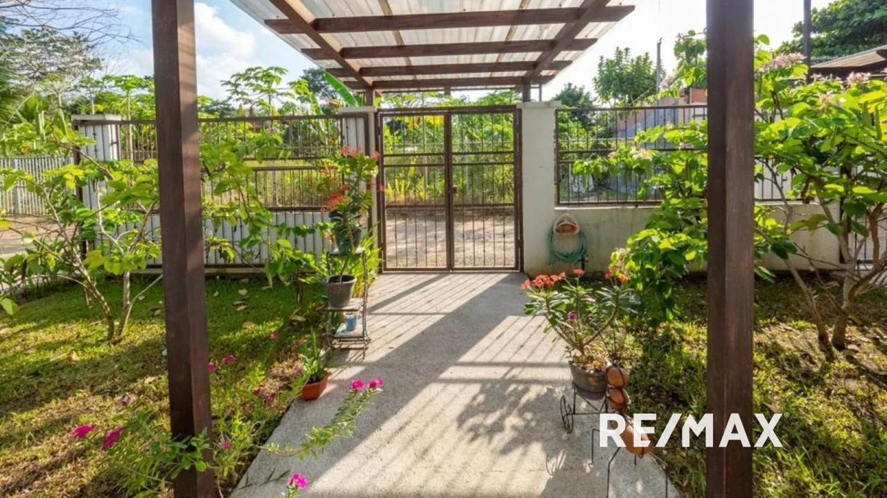 2 houses and space for a private pool near Jaco!