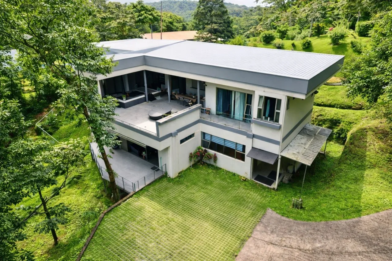 Architectural Elegance in Rainbow Bay Lake Arenal - Contemporary Luxury with Lake Access &amp; Rental income