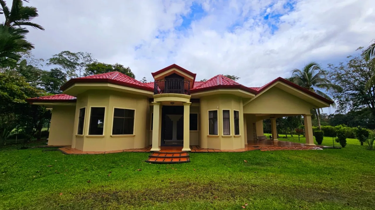 Stunning 500 m² Home for Sale in Pital, 7 bedrooms, 5 bath, and a jacuzzi!