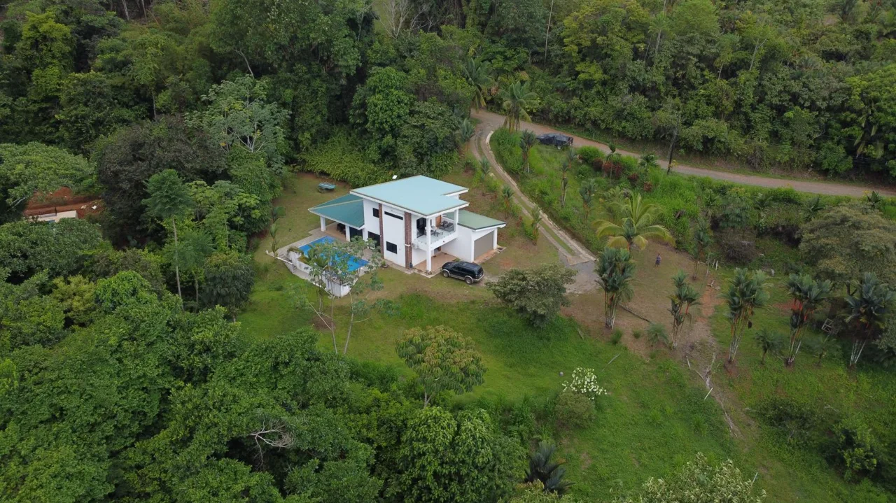 Modern 3 bedroom home on quiet road