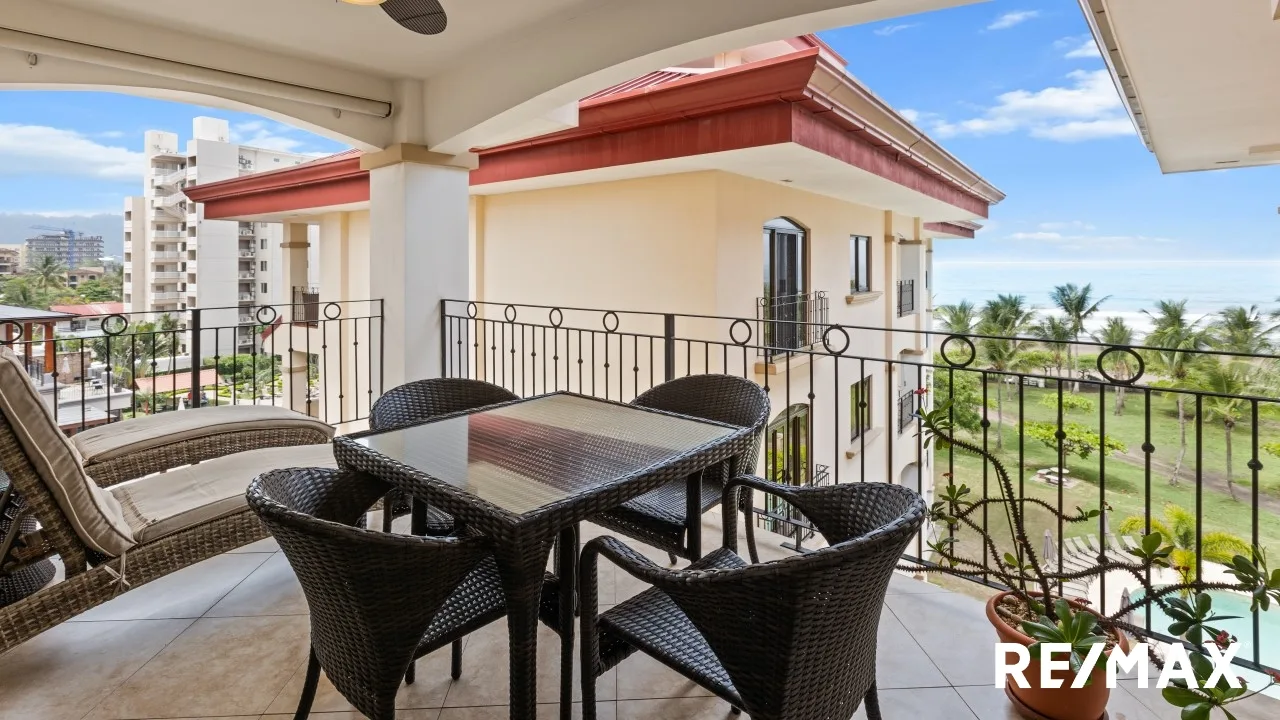 Tres Regalos 2-bedroom Oceanfront Condo