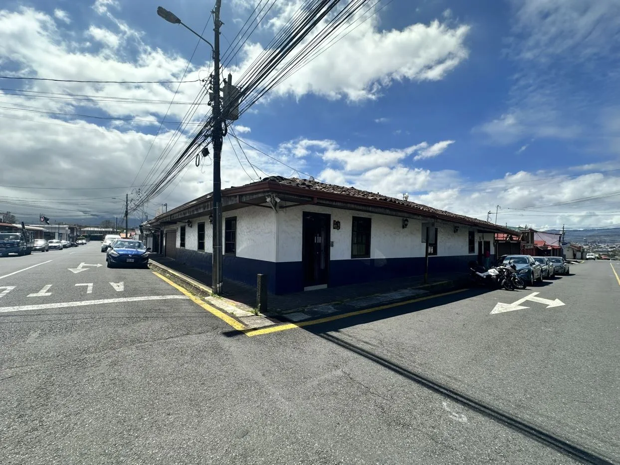 Corner Estate with Commercial Potential in Santo Domingo, Heredia