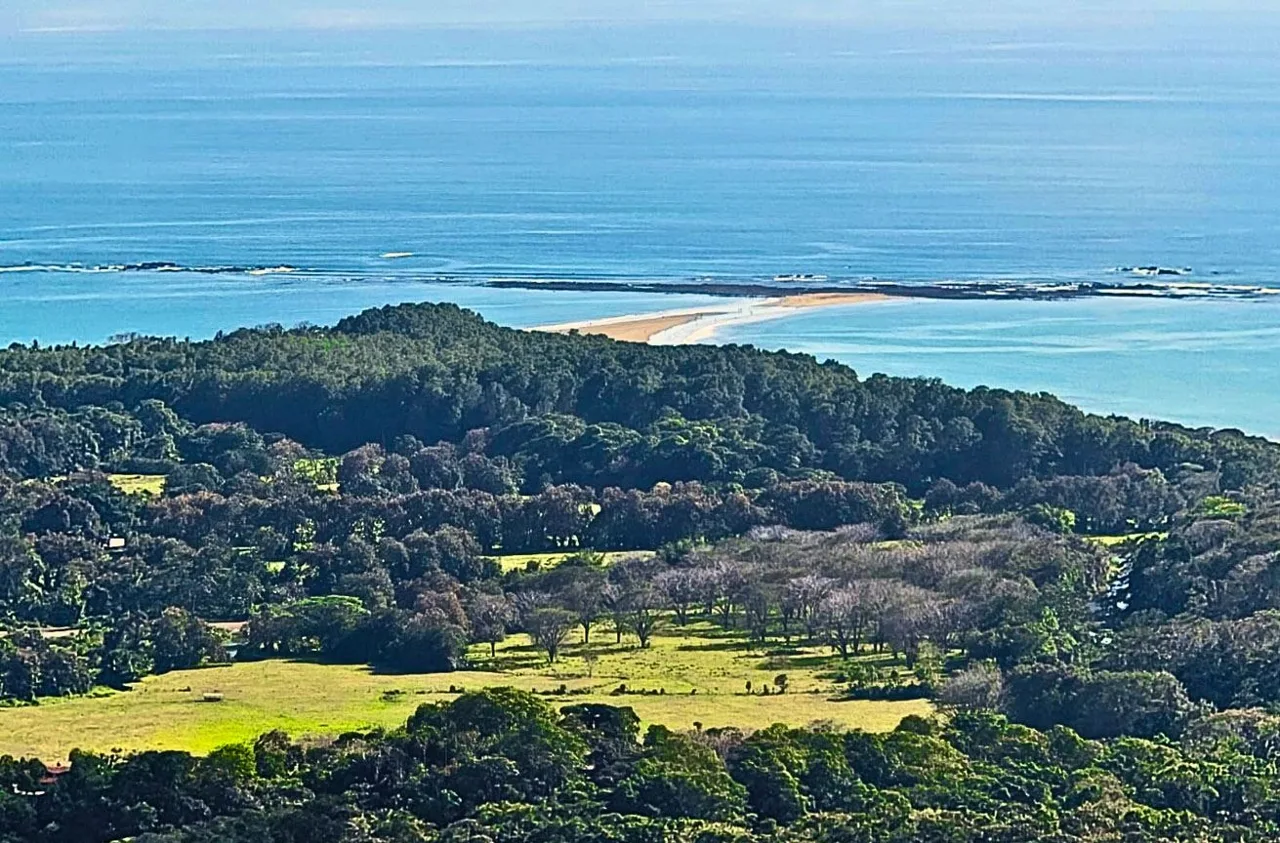 Large Uvita Lot With Whale’s Tail Ocean Views, Sunsets &amp; Legal Water – Ready to Build!