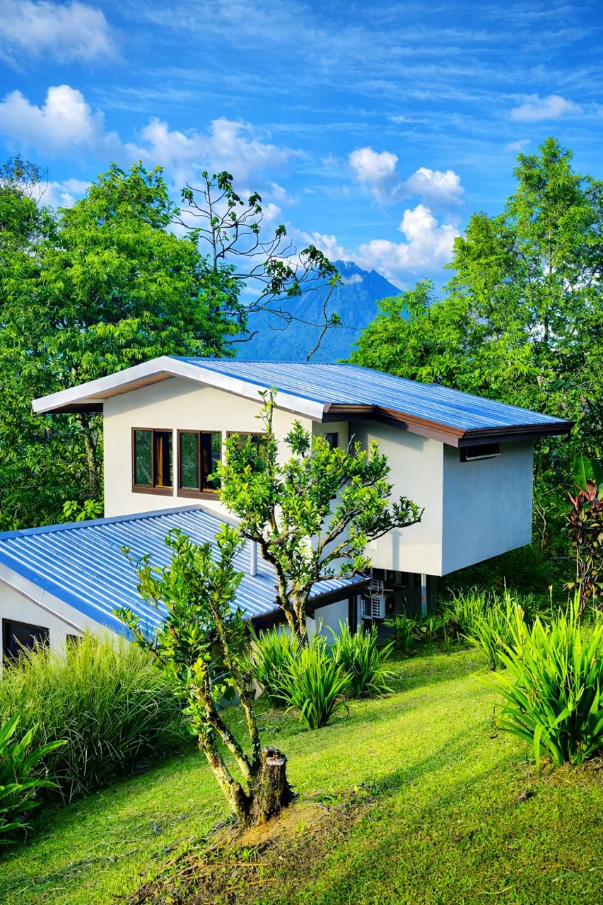 Modern Home in El Castillo with Arenal Lake &amp; Volcano Views, Development Potential &amp; 5-Star AirBnB Success