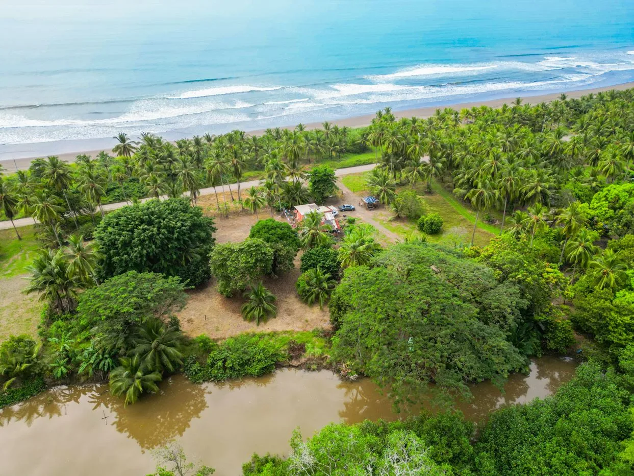 Sublime Beachfront Property in Palo Seco - 2284 m2 + River + House (30 minutes from Manuel Antonio)