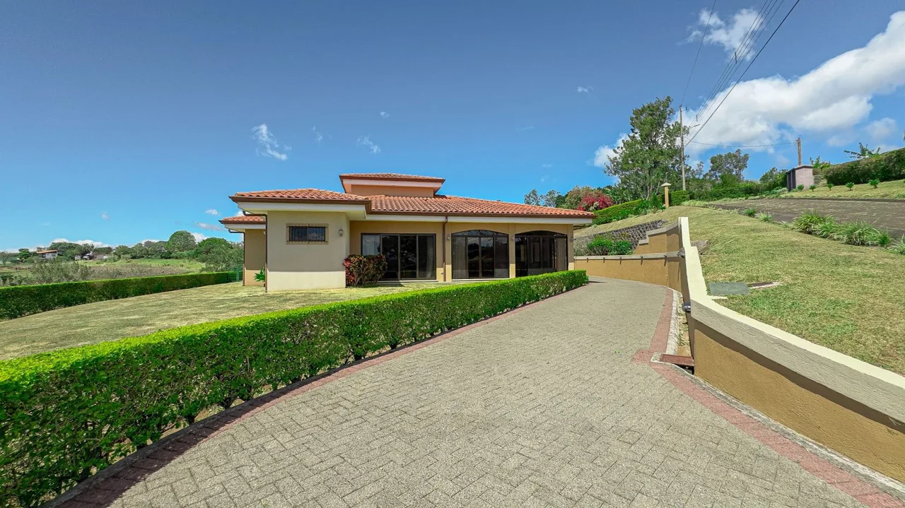 Welcome to Your Dream Home in the Green Mountains of Santa Bárbara de Heredia