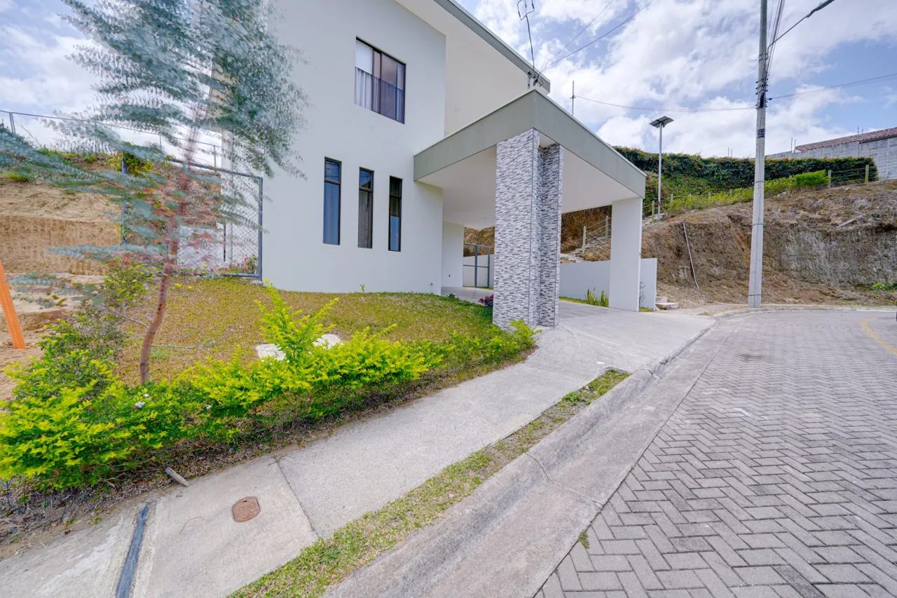 House in condominium, main room on the 1st floor. Mata de Plátano, Goicoechea. — photo 2
