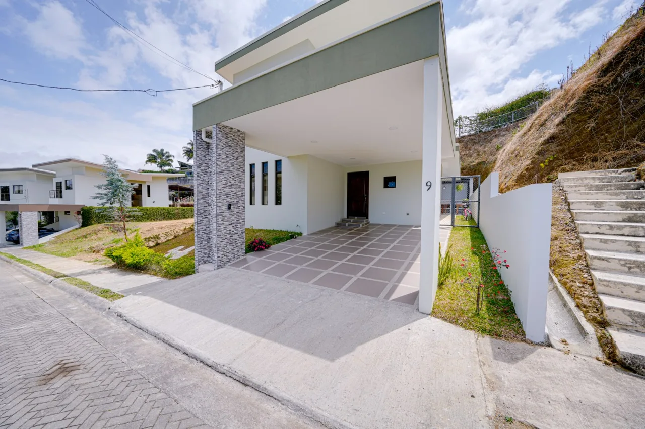 House in condominium, main room on the 1st floor. Mata de Plátano, Goicoechea. — photo 3