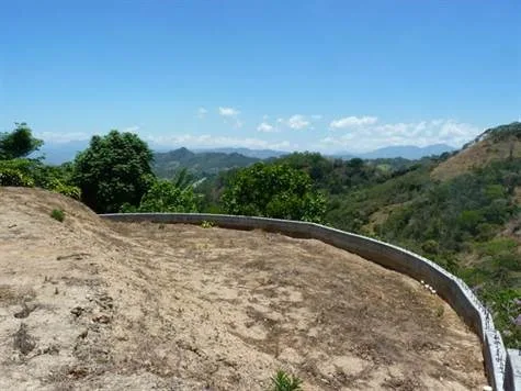 Very private and very secure lot in Atenas
