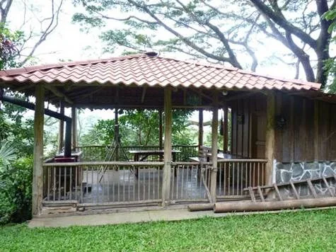 Beautiful lot with cabin in Atenas
