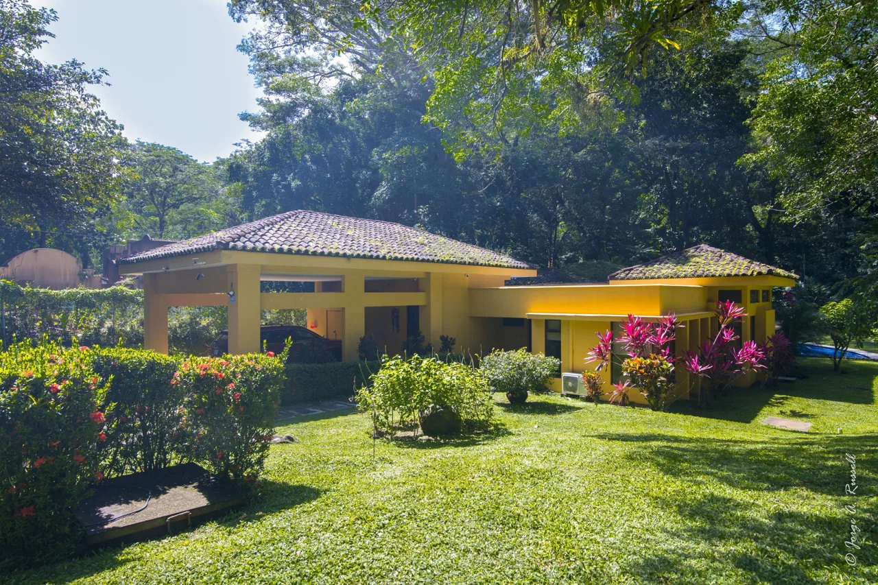 Delightful Tarcoles Creek Residence Near Beach