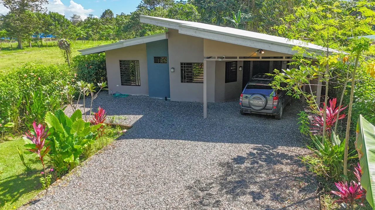 A modern, serene house 3km from the world’s top biodiversity hotspot