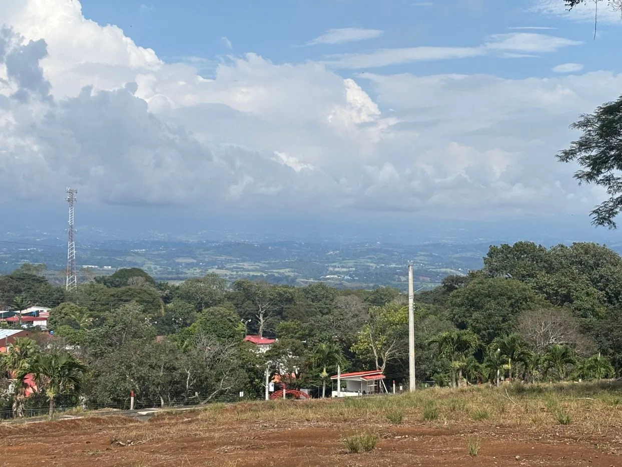 Atenas' first 80-lot in condominium from 260m2 to 562m2 at $250/m2 in guarded perimeter