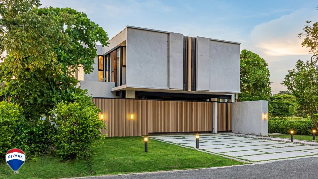 Stunning Modern Home with Lake View I Mistico