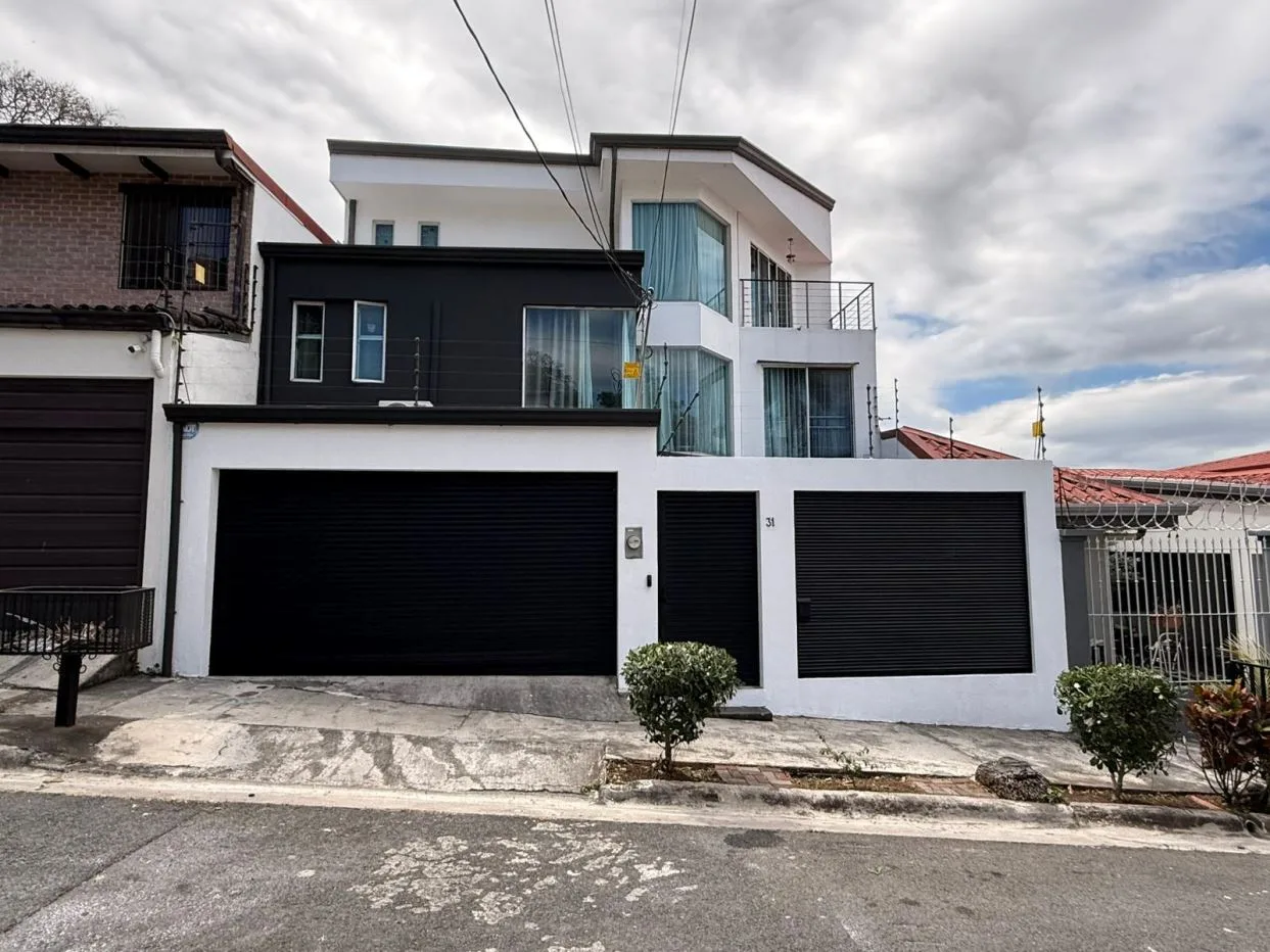 House for sale in Santa Ana