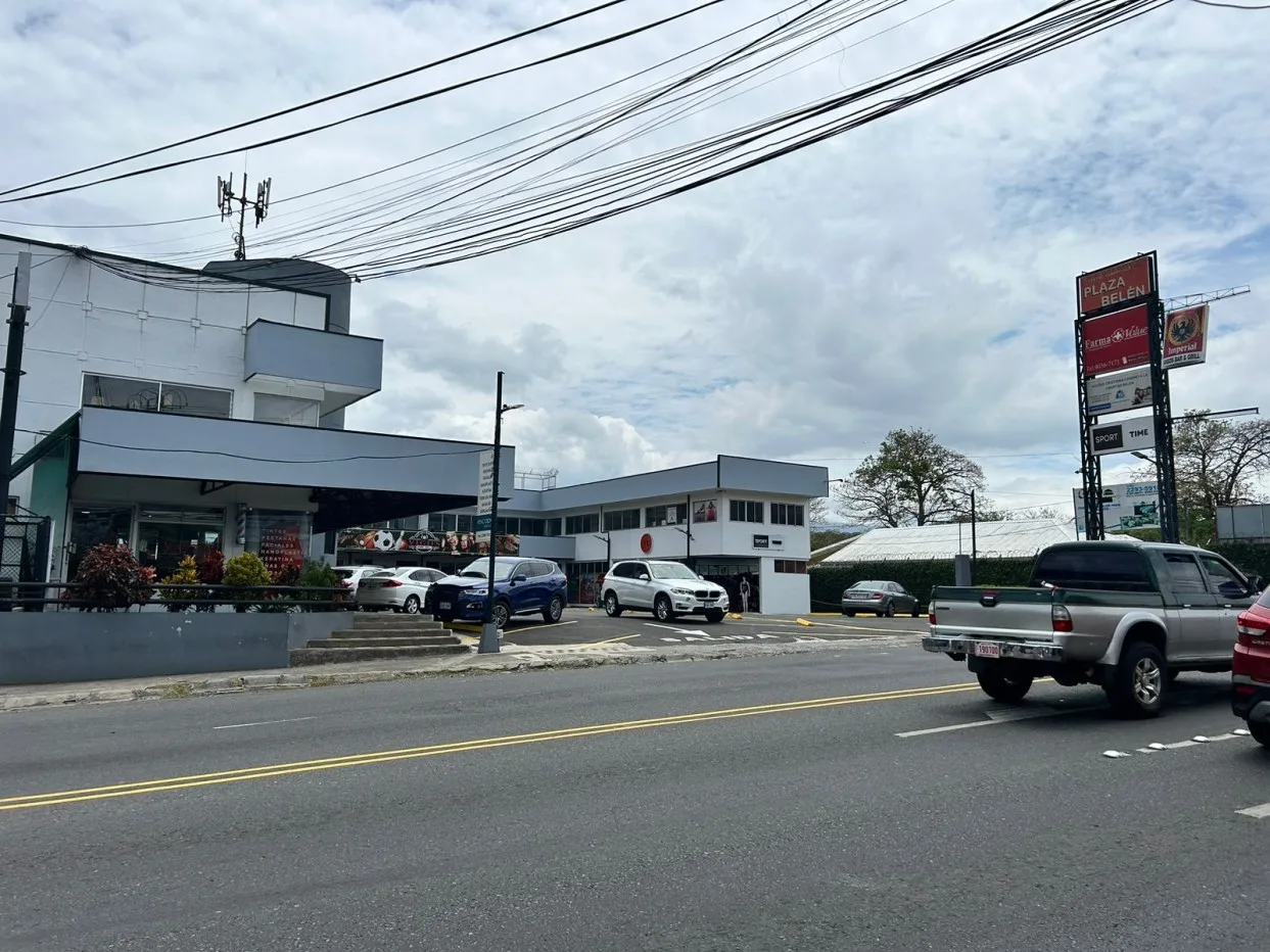 Investment Opportunity in a High-Performance Shopping Plaza!!!