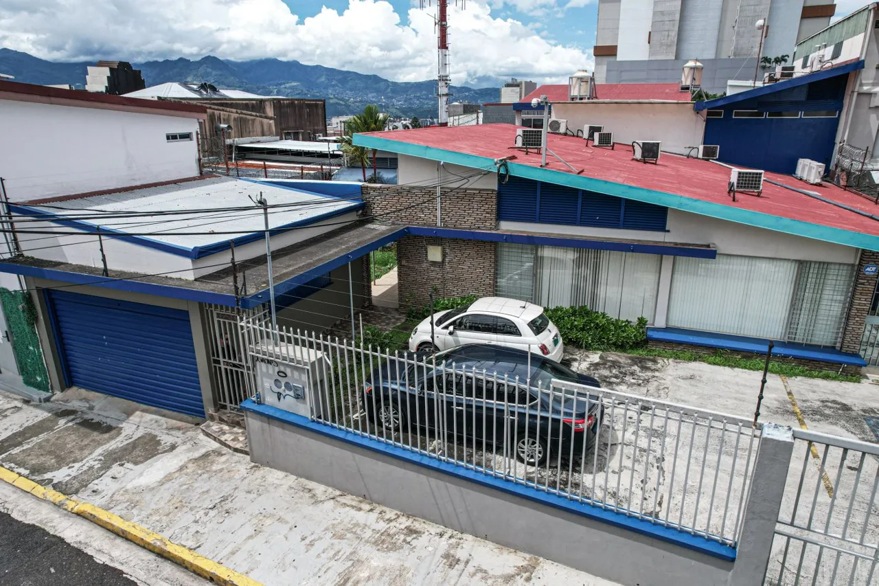 Commercial premises/office or medical center, with excellent location and development.