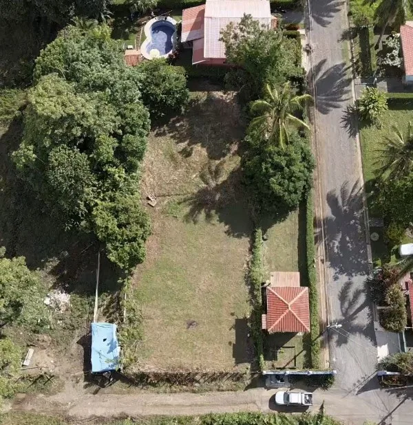 Flat lot close to the beach construction-ready